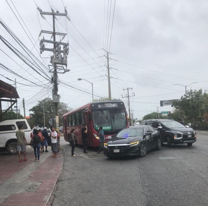 Autobús público atropella y mata a mujer cuadro cruzaba la Av. Cobá