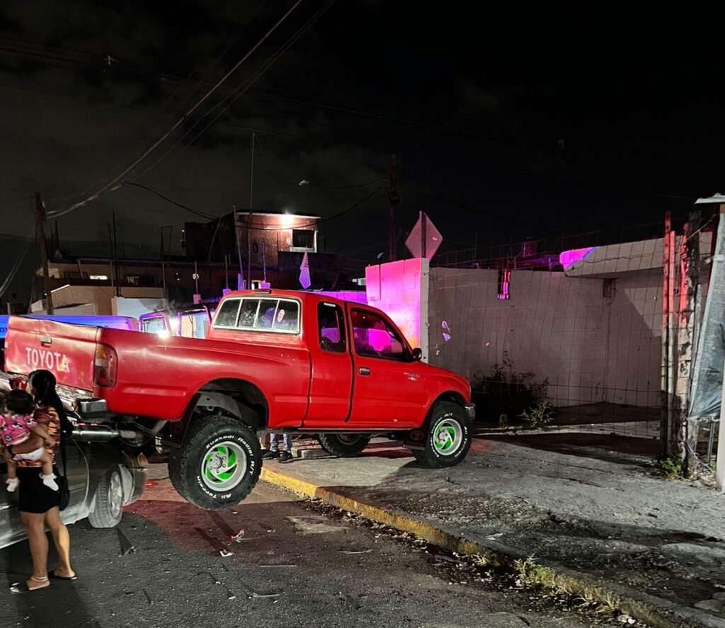 Conductor alcoholizado se estampa contra camioneta estacionada en la Ruta 5