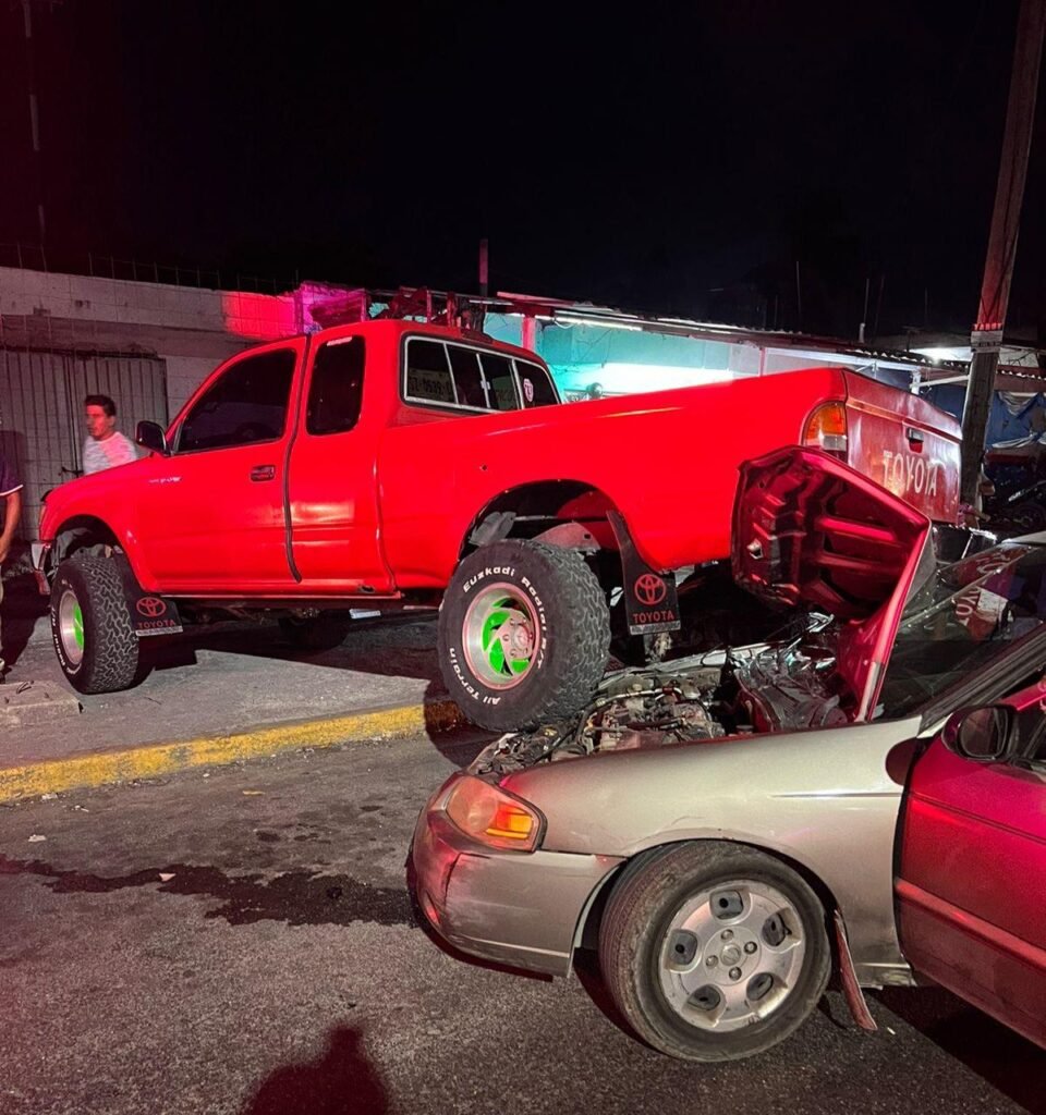 Conductor alcoholizado se estampa contra camioneta estacionada en la Ruta 5