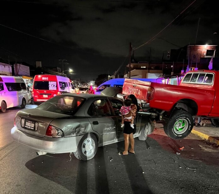 Conductor alcoholizado se estampa contra camioneta estacionada en la Ruta 5
