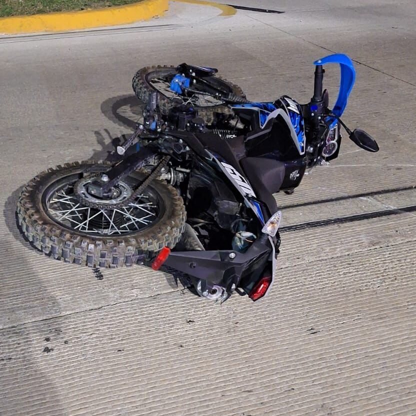 Muere motociclista tras derrapar en la Av Tulum