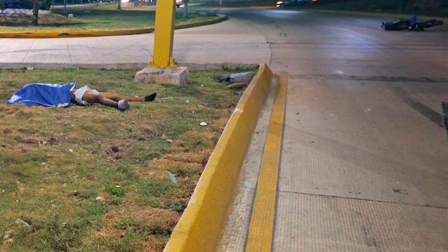 Muere motociclista tras derrapar en la Av Tulum