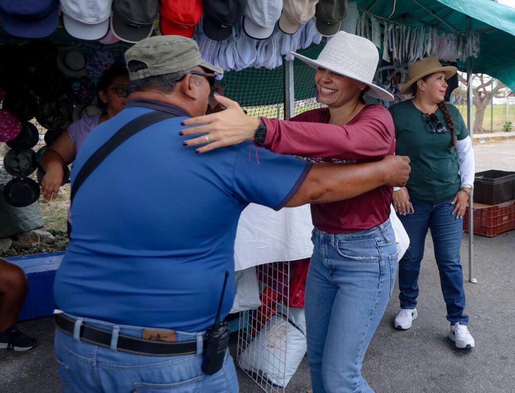 Ana Paty visita el tianguis de la sm 221