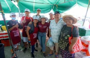 Ana Paty visita el tianguis de la sm 221