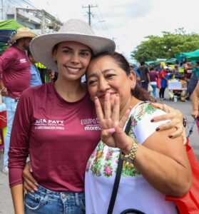 Ana Paty visita el tianguis de la sm 221