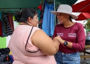 Ana Paty visita el tianguis de la sm 221