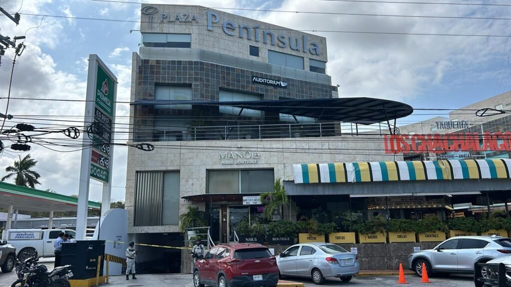 Ejecutan a hombre en estacionamiento de Plaza Península