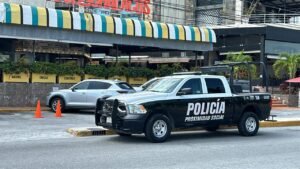 Ejecutan a hombre en estacionamiento de Plaza Península