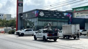 Ejecutan a hombre en estacionamiento de Plaza Península