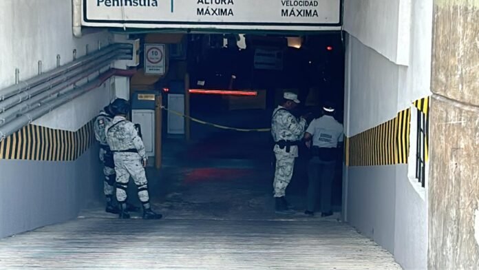 Ejecutan a hombre en estacionamiento de Plaza Península