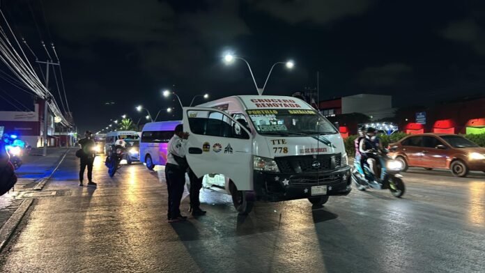 Asalto a mano armada a combi de Cancún