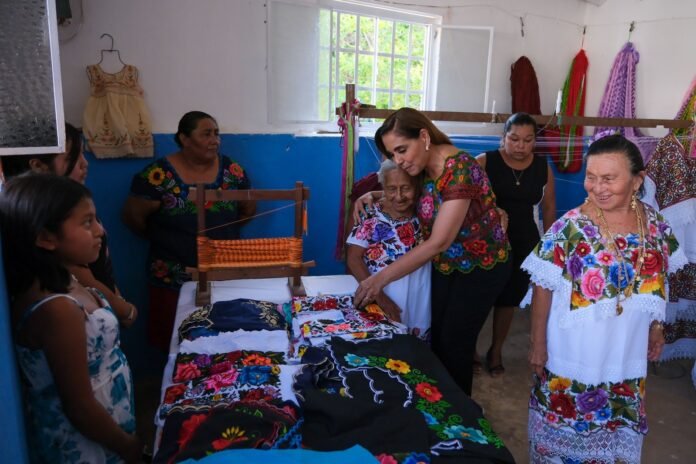 Mara Lezama y artesanas