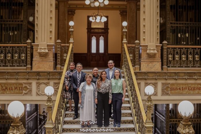 Mara Lezama y su la directora de SEPOMEX