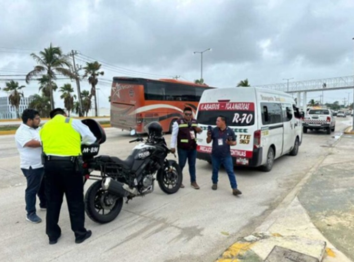 combi es multado por subirse a una ciclovía