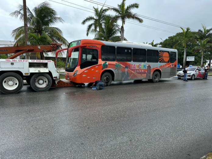 IMOVEQROO sanciona a operador de autobús que utilizó la banqueta para evitar el tráfico