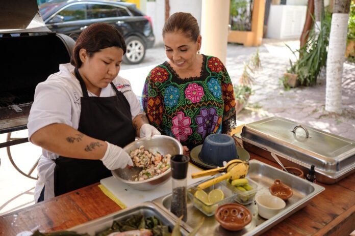 Mara Lezama visita el “Kiosco Verde”, restaurante de mariscos más antiguo de Cancún, reconocido por la Guía Michelín