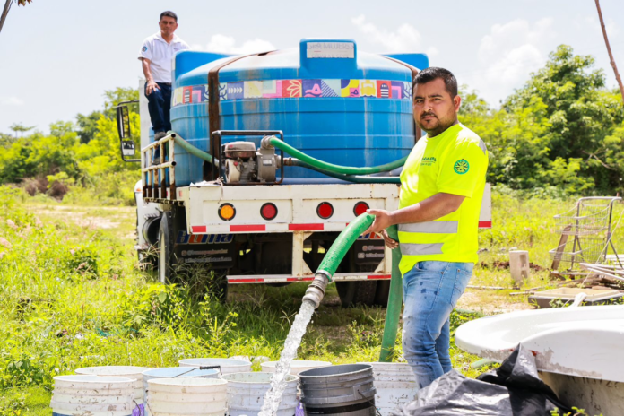 Continúa con éxito el programa social “Agua para Ti” en la Zona Continental de Isla Mujeres