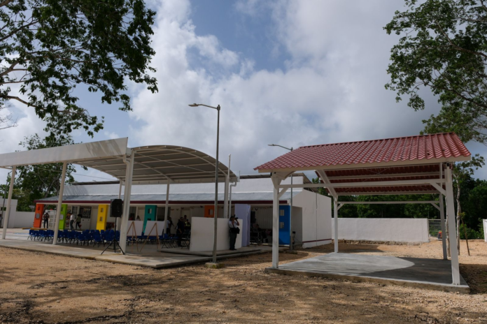 Inaugura Mara Lezama Arco Techo en preescolar “Hermenegildo Galeana” en Paraíso Maya