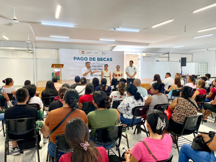 Gobierno de Ana Paty Peralta entrega becas a alumnos de nivel secundaria