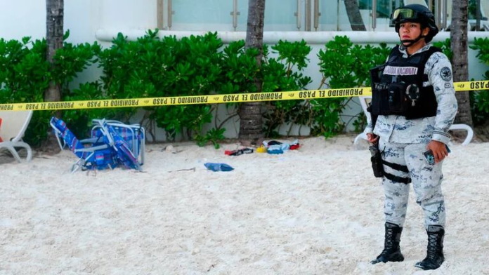 Matan a adolescente en playa de Cancún por error tras disputa entre narcomenudistas