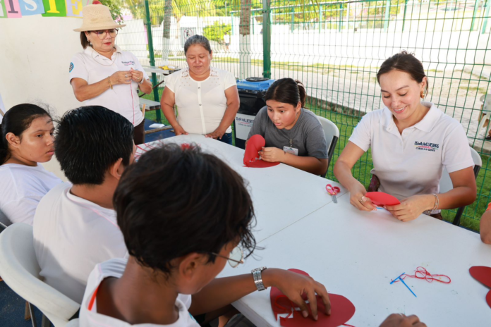 Atenea Gómez Ricalde refrenda su compromiso con las juventudes Isleñas