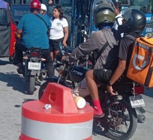 Camionero y motociclista protagonizan pleito en camión de Autocar tras percance vial