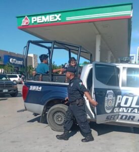 Camionero y motociclista protagonizan pleito en camión de Autocar tras percance vial