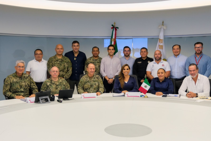 Revisa Mara Lezama con el secretario de marina, Rafael Ojeda Durán, proyectos para la atención del sargazo en Quintana Roo