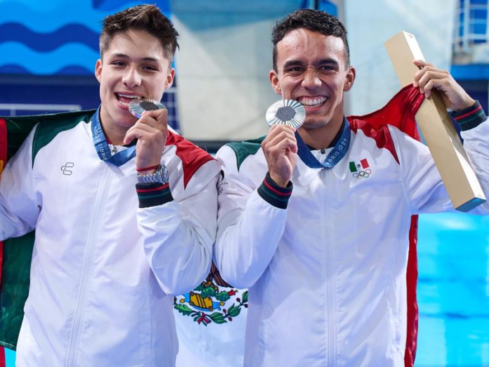 Osmar Olvera y Juan Celaya ganan medalla de plata en trampolín 3 metros en los Juegos Olímpicos
