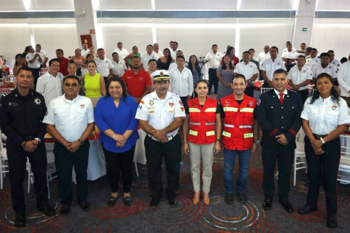 Destaca Ana Paty Peralta a bomberos como héroes y heroínas de Cancún