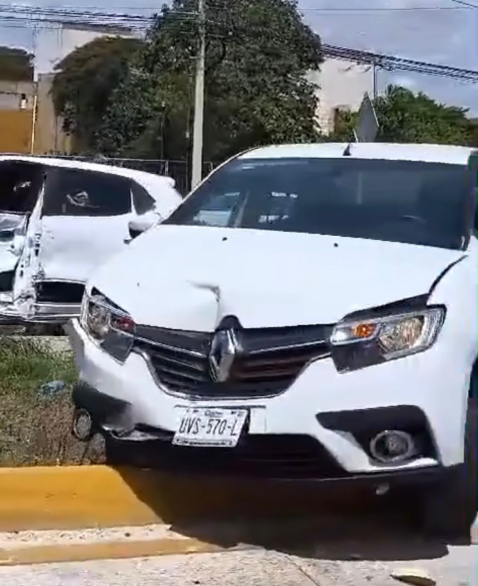 Chocan y se agarran a golpes en plena avenida Colosio