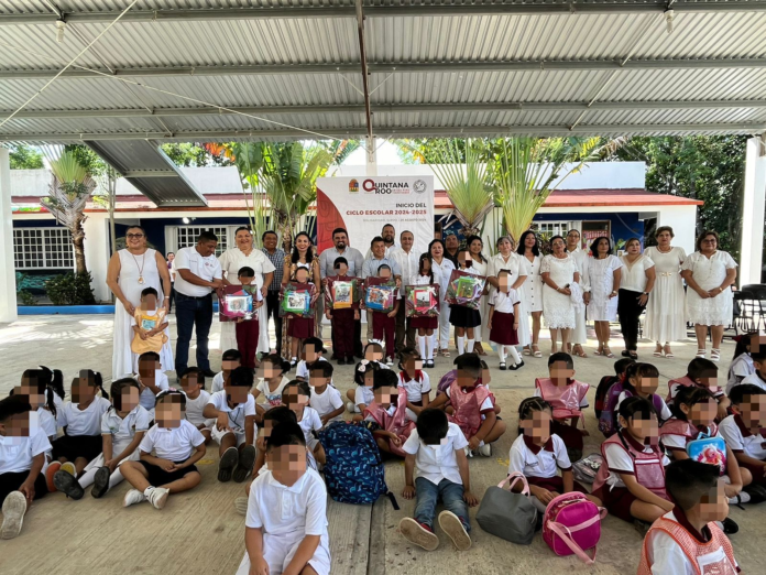 Estudiantes regresan a clases con domos que dignifican su educación