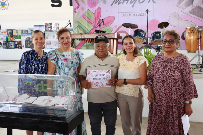 Celebra Ana Paty Peralta a jubilados y pensionados del ayuntamiento de Benito Juárez