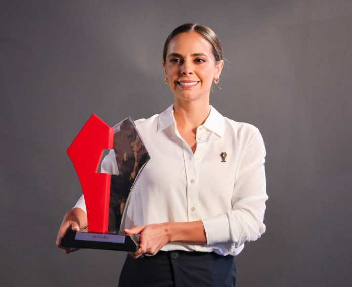 Ana Paty Peralta recibe premio nacional por programa para regularizar y llevar servicios a colonias
